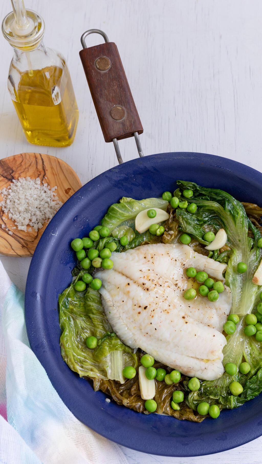 דג במחבת עם חסה ואפונה (צילום: יעל אילן, סגנון: נעמה רן) דג במחבת עם חסה ואפונה