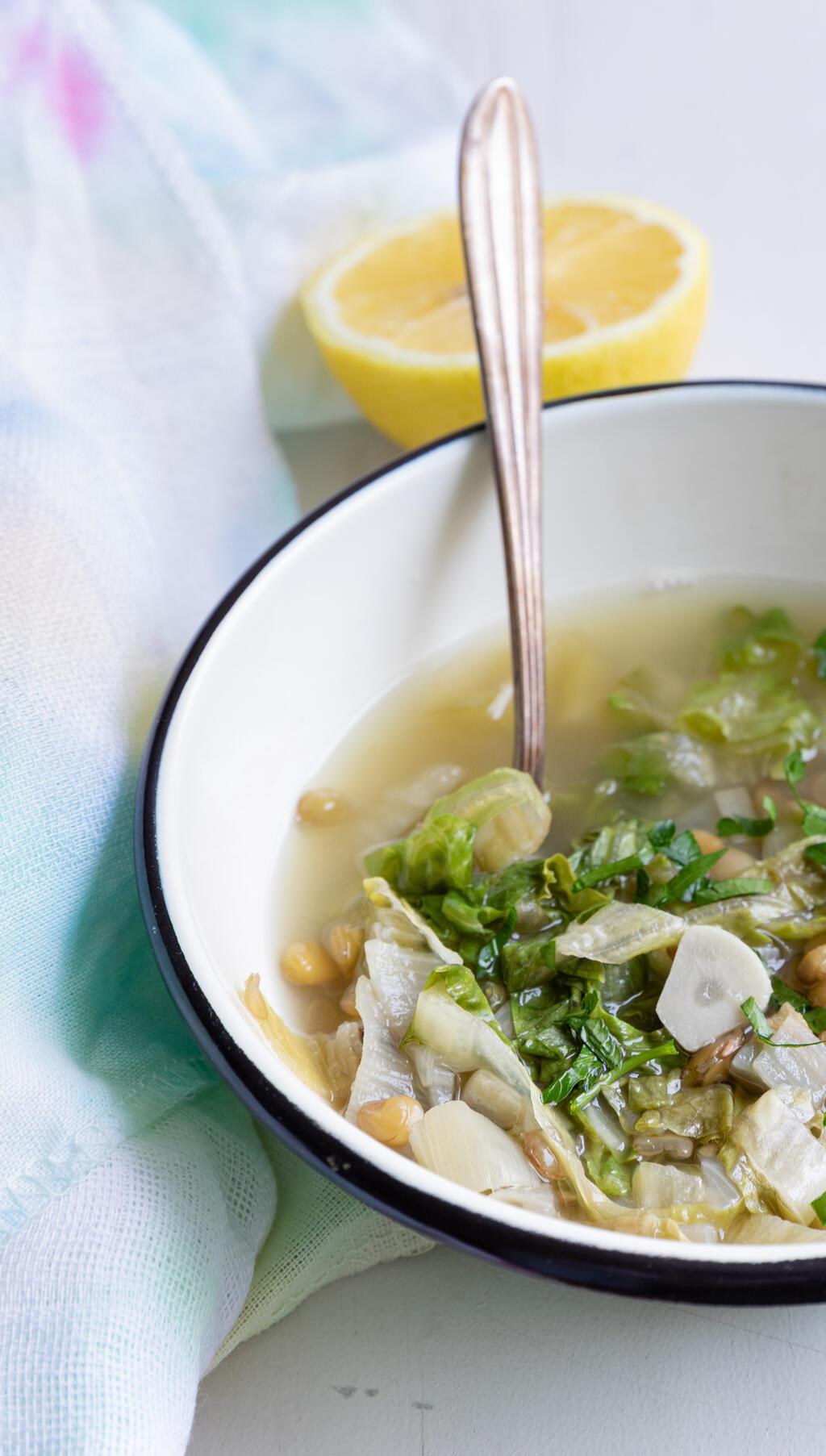 מרק חסה, שום ועדשים (צילום: יעל אילן, סגנון: נעמה רן) מרק חסה, שום ועדשים