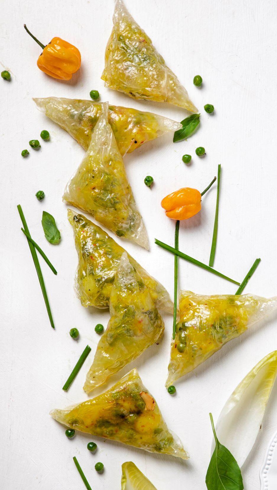 כיסוני סמוסה אפויים מדפי אורז (צילום: שרית גופן, סגנון: עמית דונסקוי) כיסוני סמוסה אפויים מדפי אורז