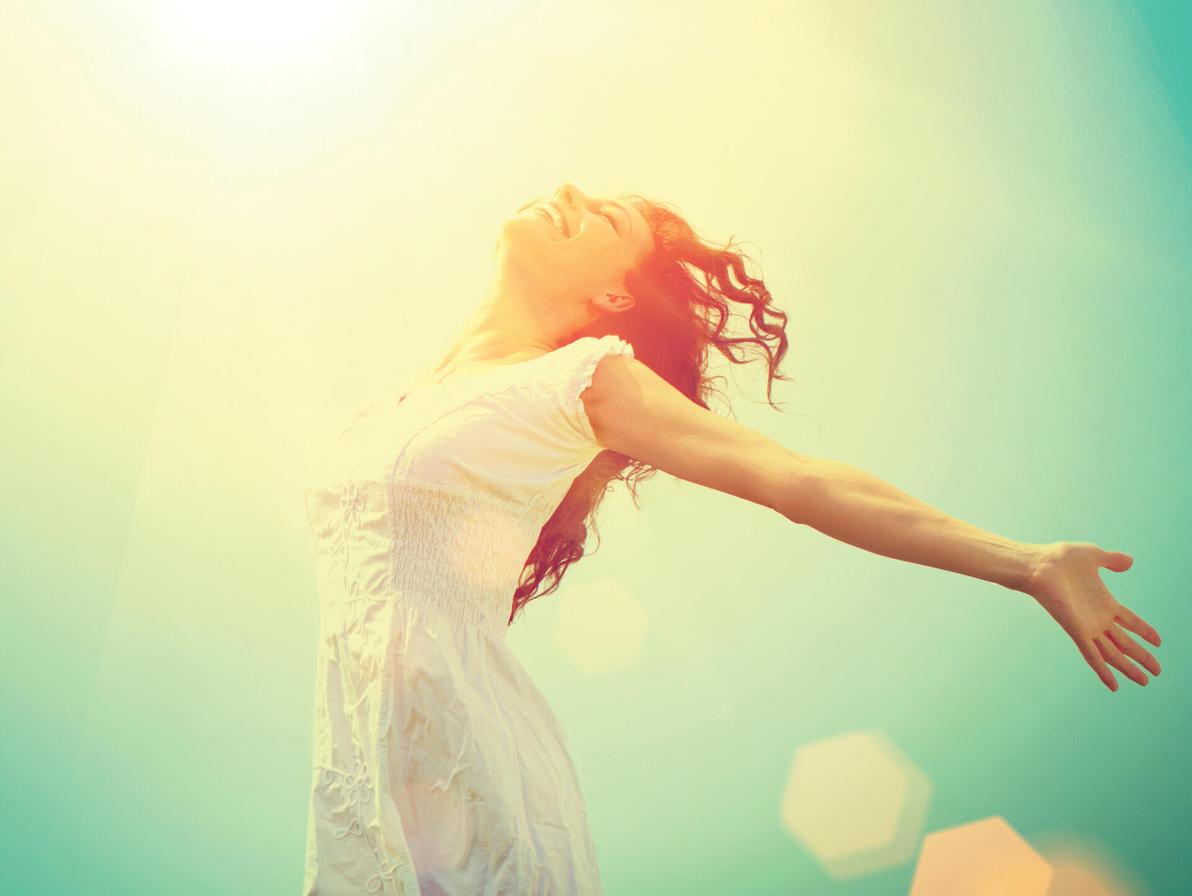  אישה פורשת ידיים