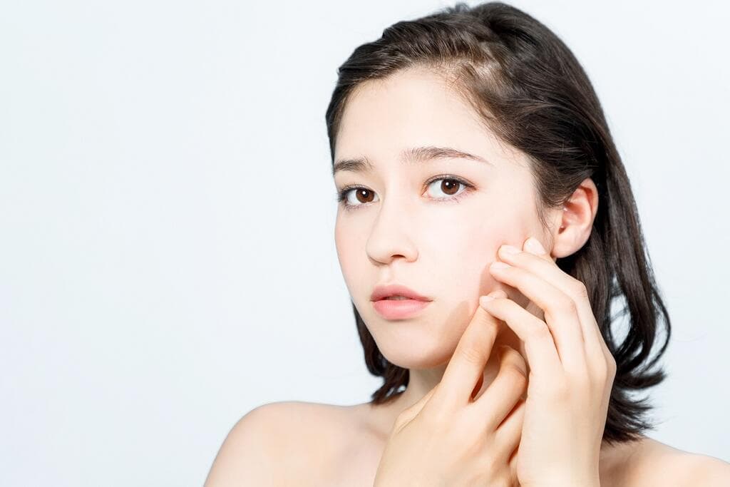 בפעם הבאה לבדוק את האור בתאורות שונות (צילום: shutterstock) אישה עם פנים לבנות