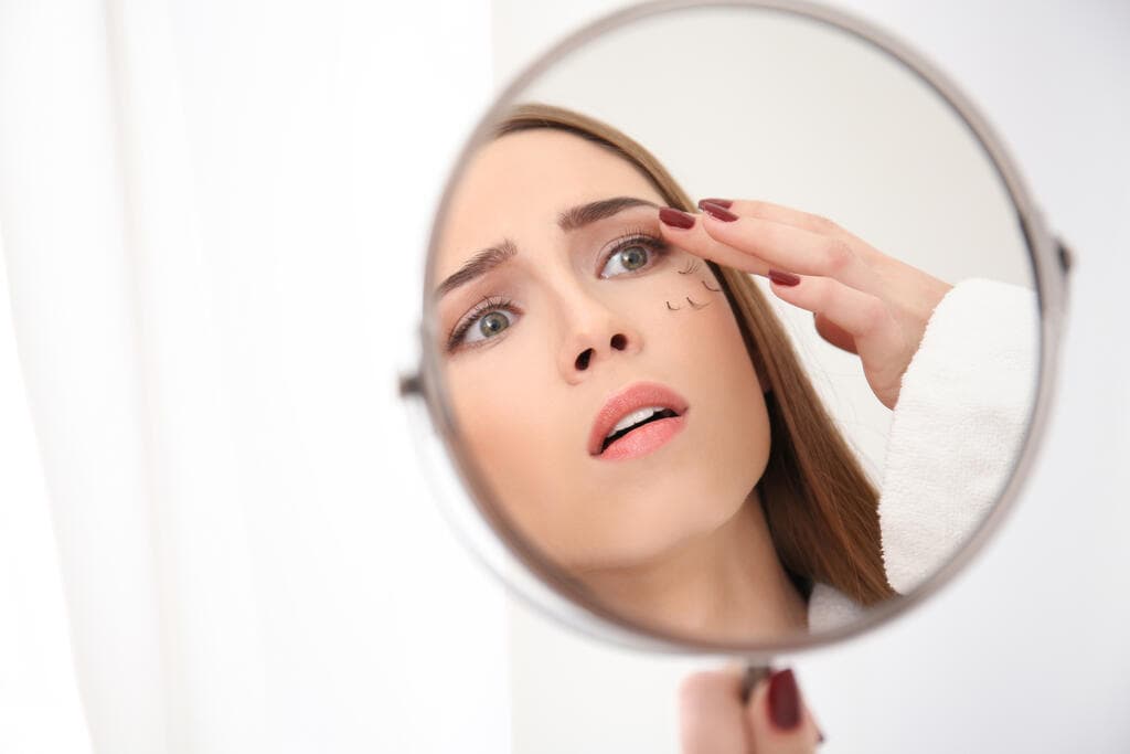 אופס, עשיתי את זה שוב (צילום: shutterstock) אישה עם נשירת ריסים