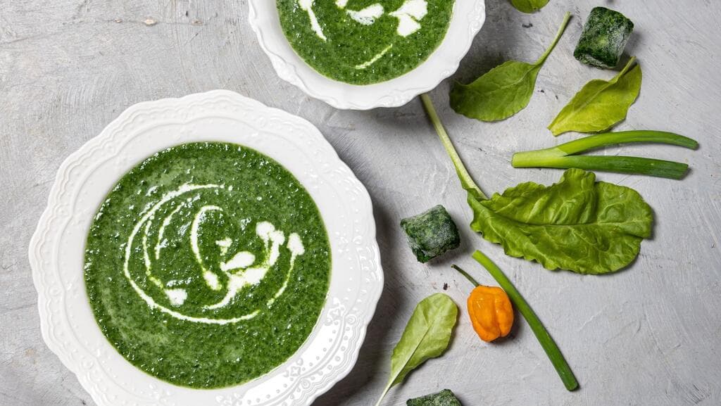 מרק קר עם תרד ומנגולד