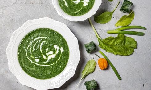 מרק קר עם תרד ומנגולד