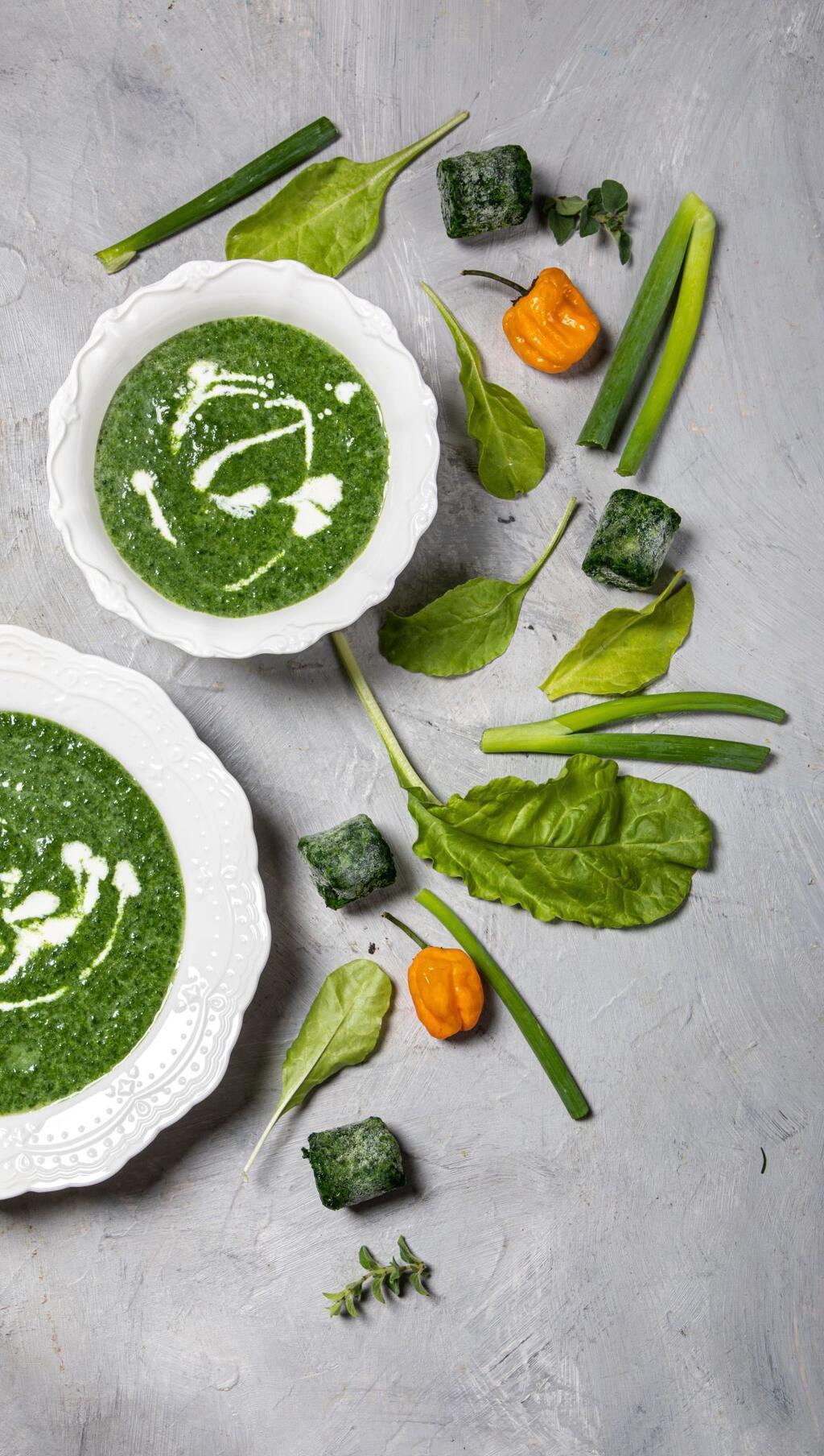 מרק קר עם תרד ומנגולד