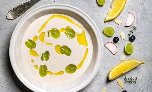 אחו בלנקו: מרק ספרדי קר עם שקדים ושום