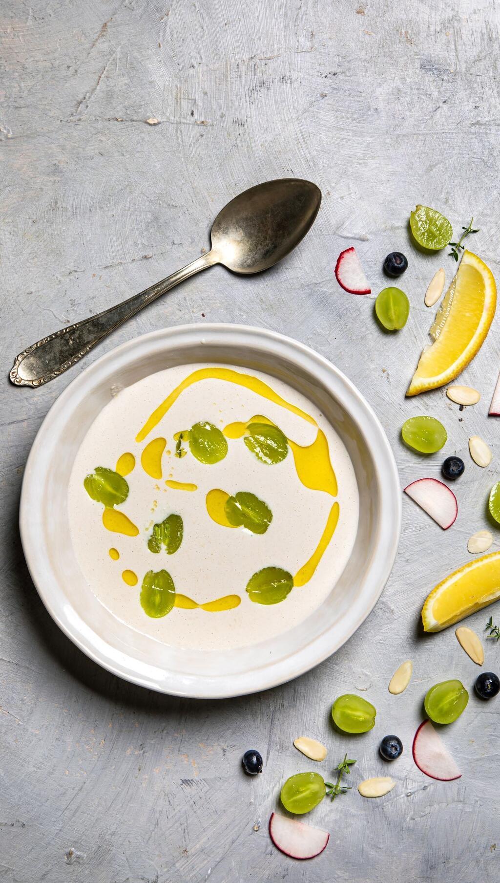 אחו בלנקו: מרק ספרדי קר עם שקדים ושום