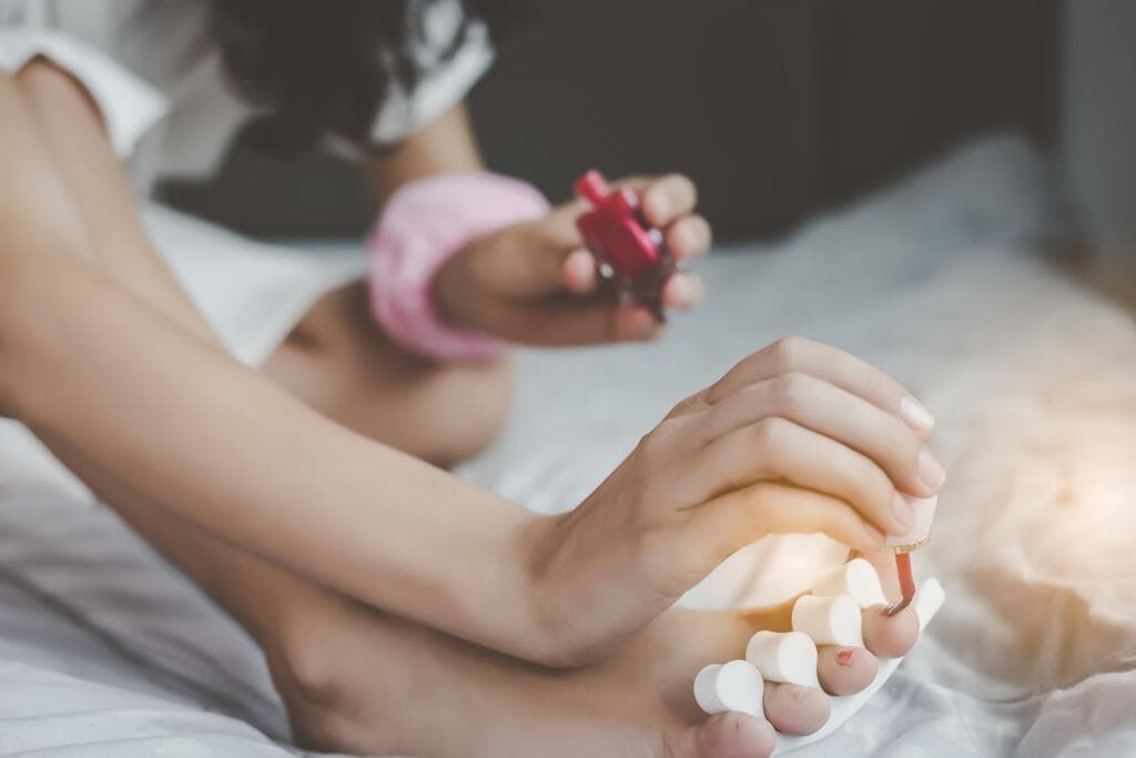 הלקח: לעולם לא למרוח לק לפני יציאה (צילום: shutterstock.) מריחת לק