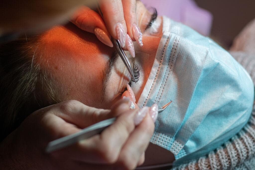 הריסים נדבקו (צילום: shutterstock) הדבקת ריסים