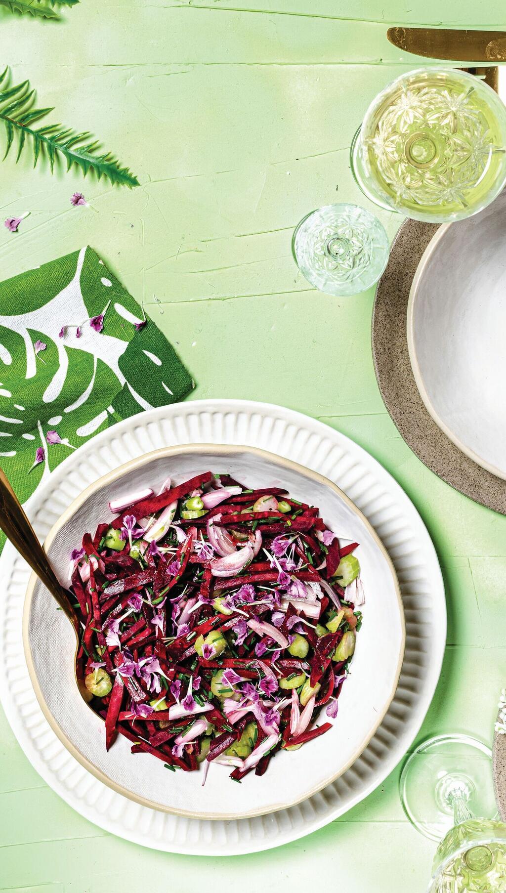 סלט סלק וסלרי ברוטב רימונים (צילום: שרית גופן, סגנון: עמית דונסקוי) סלט סלק וסלרי ברוטב רימונים