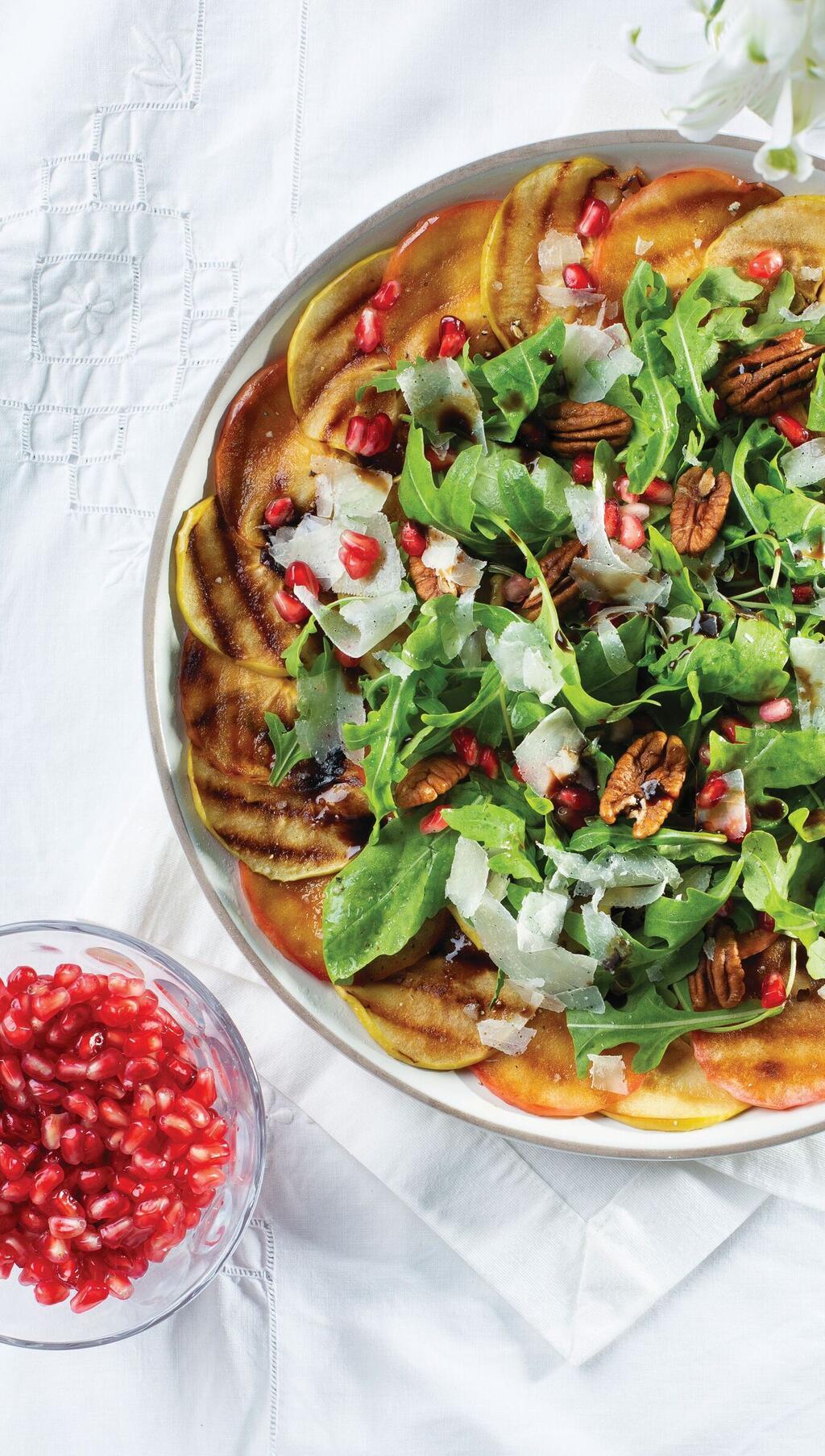 קרפצ'יו של תפוח צלוי עם סלט רוקט ורימון