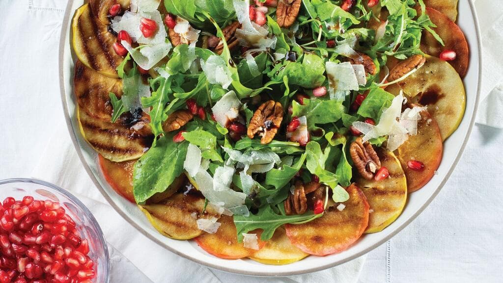 קרפצ'יו של תפוח צלוי עם סלט רוקט ורימון