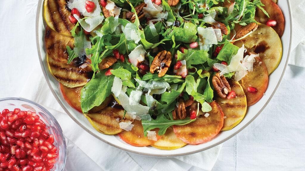 קרפצ'יו של תפוח צלוי עם סלט רוקט ורימון