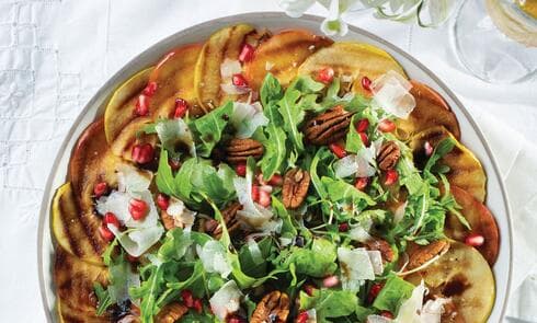 קרפצ'יו של תפוח צלוי עם סלט רוקט ורימון