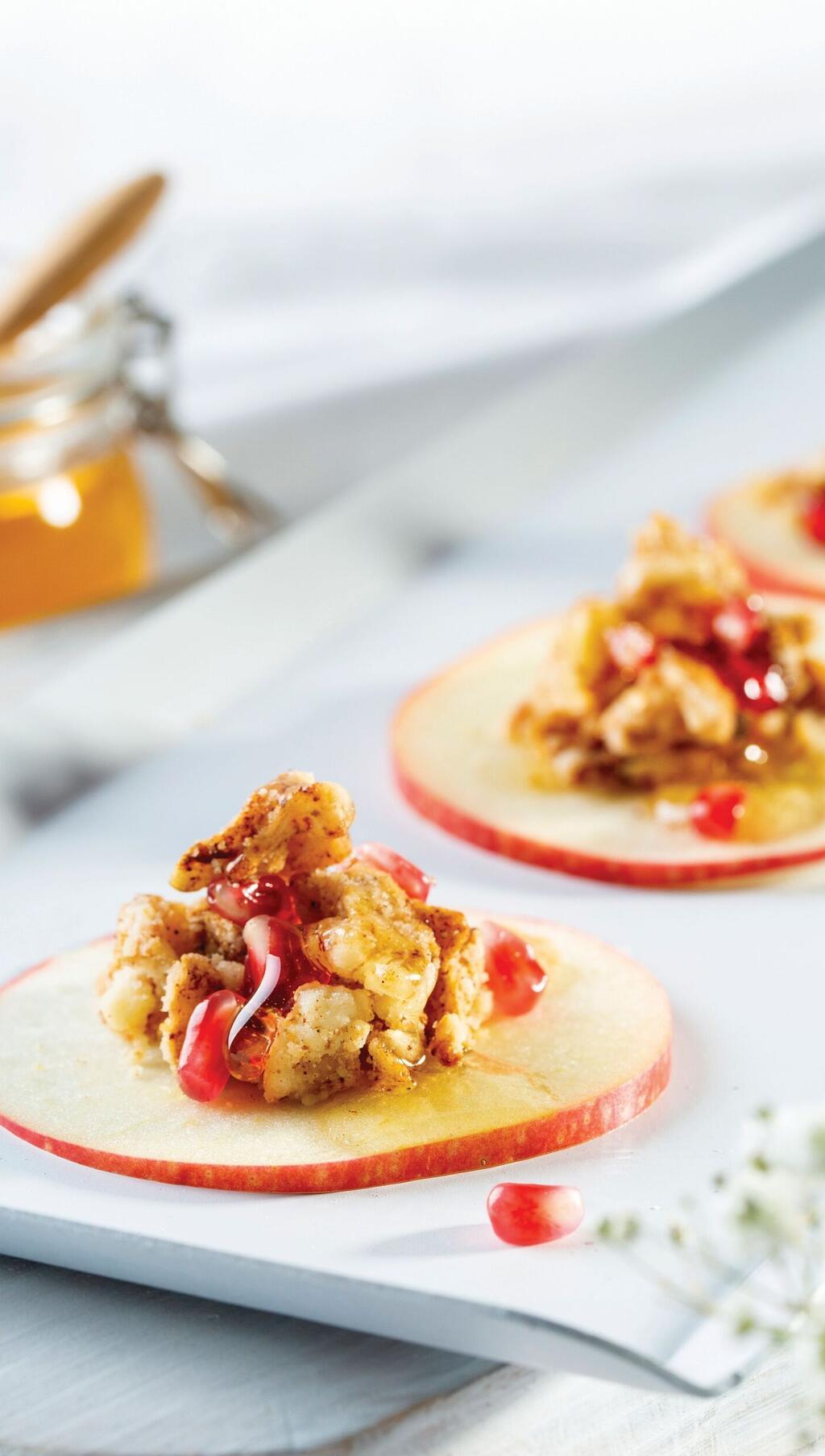 קראמבל תפוח בדבש על "צלוחית" תפוח