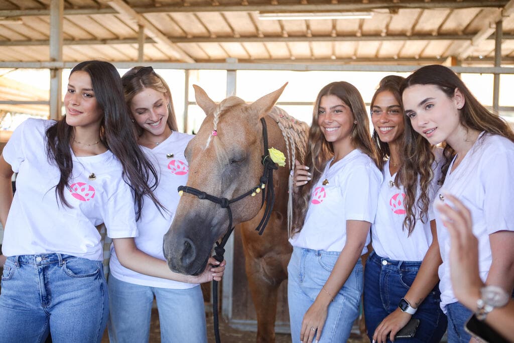 מימין: נועה כוכבא, רותי בנעים, ירין לוי, ניקול רכמן ועדי נבות (צילום: נמרוד קליגמן) נועה כוכבא רותי בנעים ירין לוי ניקול רכמן עדי נבות, המועמדות בתחרות מלכת היופי 2021 מתנדבות ב"חווה של דני" למען ילדי וראייטי