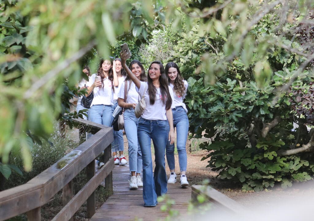 מתחברות לאווירת המקום (צילום: נמרוד קליגמן) המועמדות בתחרות מלכת היופי 2021 מתנדבות ב"חווה של דני" למען ילדי וראייטי