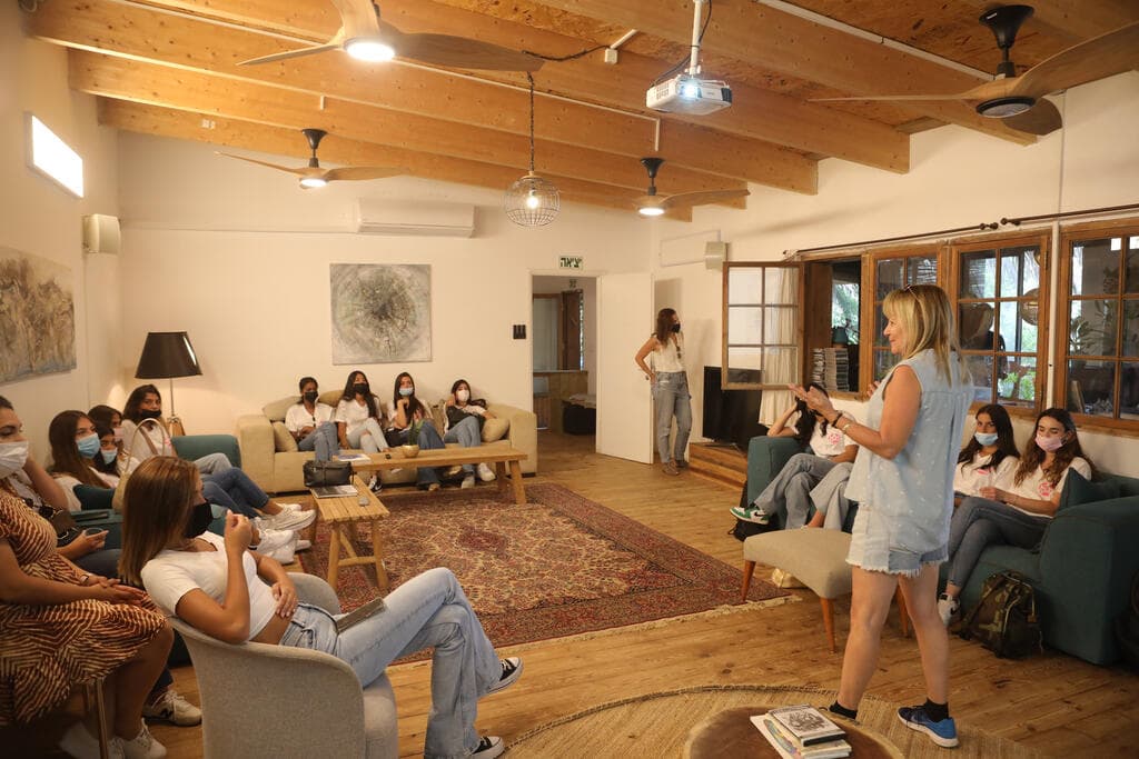 אוקי לב, מנהלת וראייטי צפון, בשיחה עם הבנות (צילום: נמרוד קליגמן) המועמדות בתחרות מלכת היופי 2021 ב"חווה של דני" עם אוקי לב, מנהלת וראייטי צפון