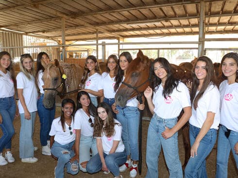 המועמדות בתחרות מלכת היופי 2021 מתנדבות ב"חווה של דני" המועמדות בתחרות מלכת היופי 2021 מתנדבות ב"חווה של דני"