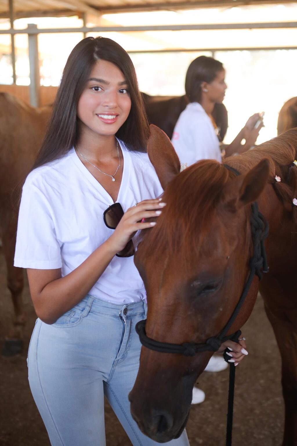 לינוי ראובן (צילום: נמרוד קליגמן) לינוי ראובן המועמדות בתחרות מלכת היופי 2021 מתנדבות ב"חווה של דני" למען ילדי וראייטי
