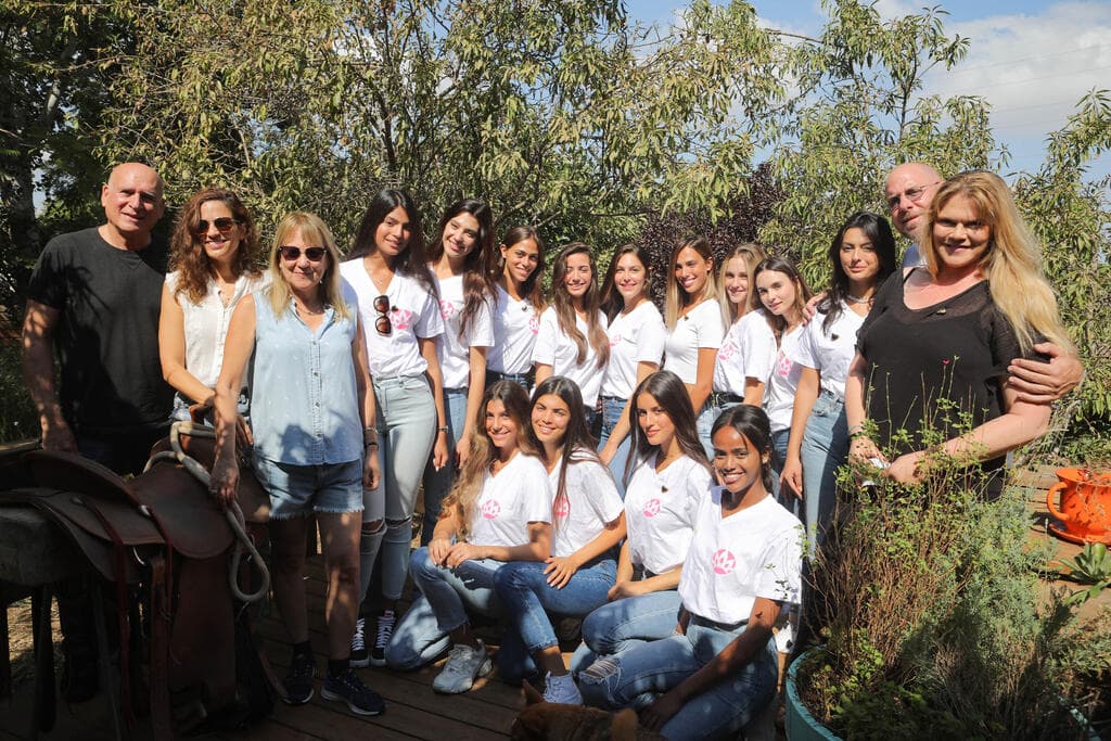 המועמדות יחד עם אנשי החווה ועמותת וראייטי (צילום: נמרוד קליגמן) המועמדות בתחרות מלכת היופי 2021 ב"חווה של דני" יחד עם אנשי החווה ועמותת וראייטי