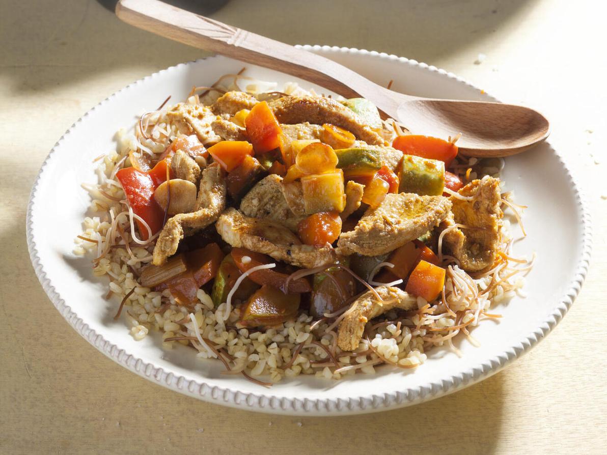 חזה עוף עם ירקות על מצע בורגול (צילום: דני לרנר, סגנון: פסי ברניצקי) חזה עוף עם ירקות על מצע בורגול