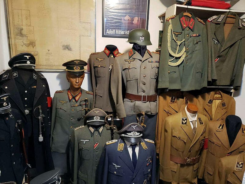 ברזיל אוסף נאצי פריטים נאציים בביתו של חשוד בפדופיליה 