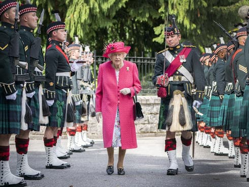 לא רק לבשה בגדים – היא לבשה תפקיד. המלכה אליזבת השנייה, 2021