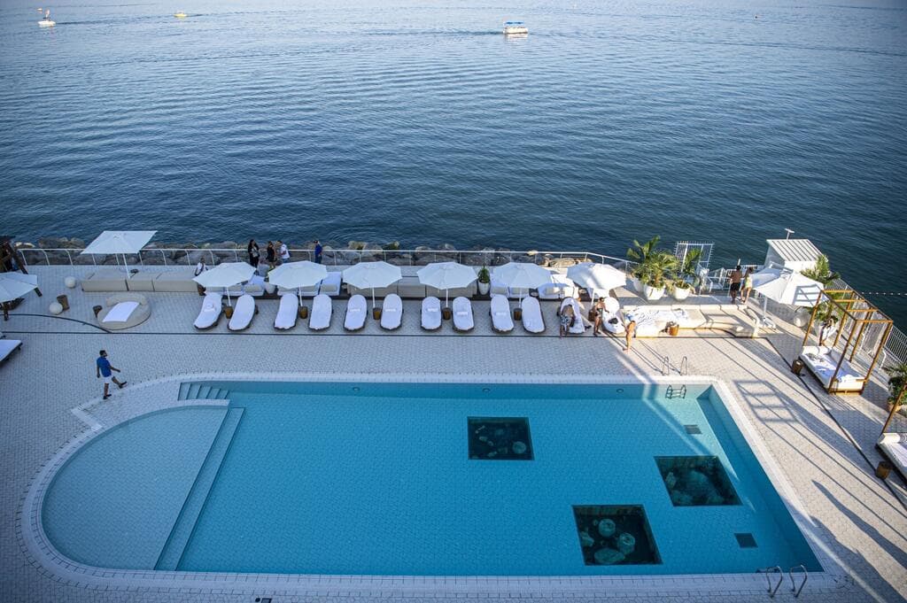 הבריכה והחלונות לרפליקות של הממצאים הארכיאולוגיים (צילום: גיל אליהו) מלון גלי כנרת