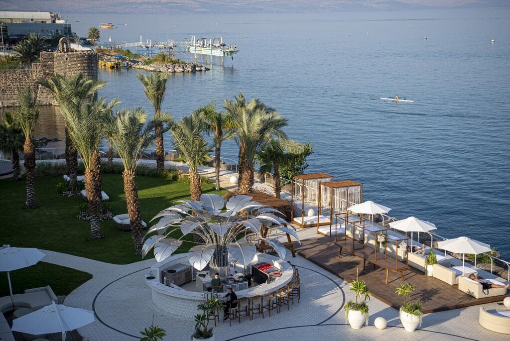 עץ האלומיניום בהשראת חווייותיו של צפריר בפסטיבל ברנינג־מן בנבאדה (צילום: גיל אליהו) מלון גלי כנרת