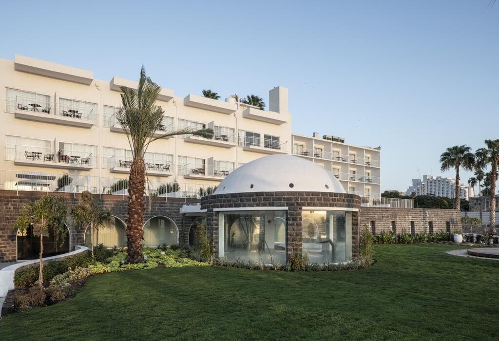 מבט על הג'קוזי והספא. וילה פולה בקצה הימני (צילום: עמית גרון) מלון גלי כנרת