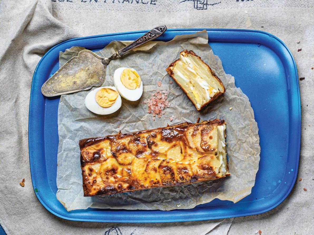 פשטידת תפוחי אדמה וביצים קשות ( צילום: שרית גופן, סגנון: עמית דונסקוי) פשטידת תפוחי אדמה וביצים קשות