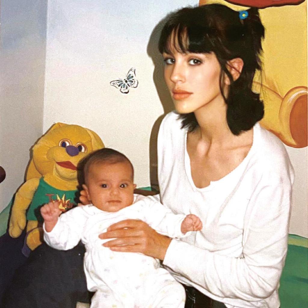 "בהיריון קיבלתי את שינויי הגוף". כשנועה הייתה תינוקת (צילום: אלבום פרטי) איריס כליף עם בתה נועה כתינוקת