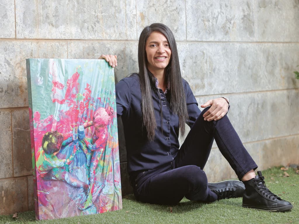 "זו תמונה של הילדים שאני צילמתי וציירנו עליה. עשיתי איתם יום כיף, התפלשנו בגואש" (צילום: אוראל כהן) לירז חקמון