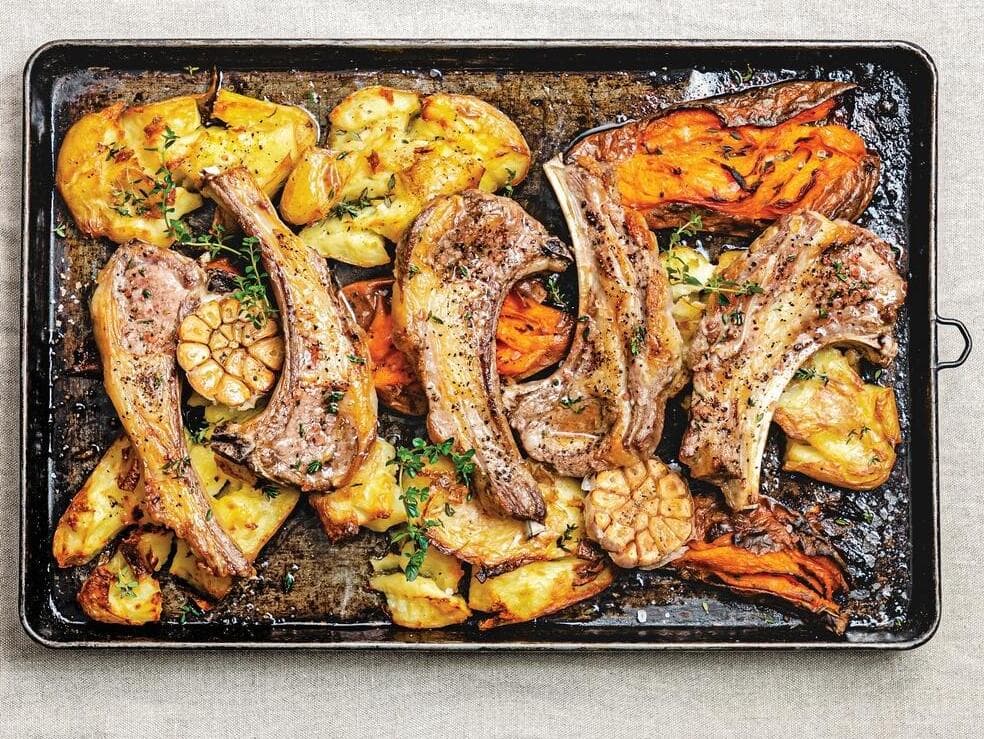 צלעות טלה על מצע בטטות ותפוחי אדמה מעוכים (צילום: שרית גופן) צלעות טלה רון יוחננוב