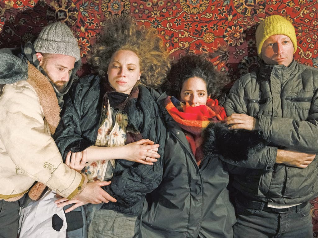 מתוך ההצגה "סיפור וחצי" המבוסס על סיפורה של לובה ושל עוד עשר דמויות. השחקנית הדס אייל (שנייה מימין) מגלמת את דמותה (צילום: מארק צו) מתוך ההצגה "סיפור וחצי", שכתבה לובה