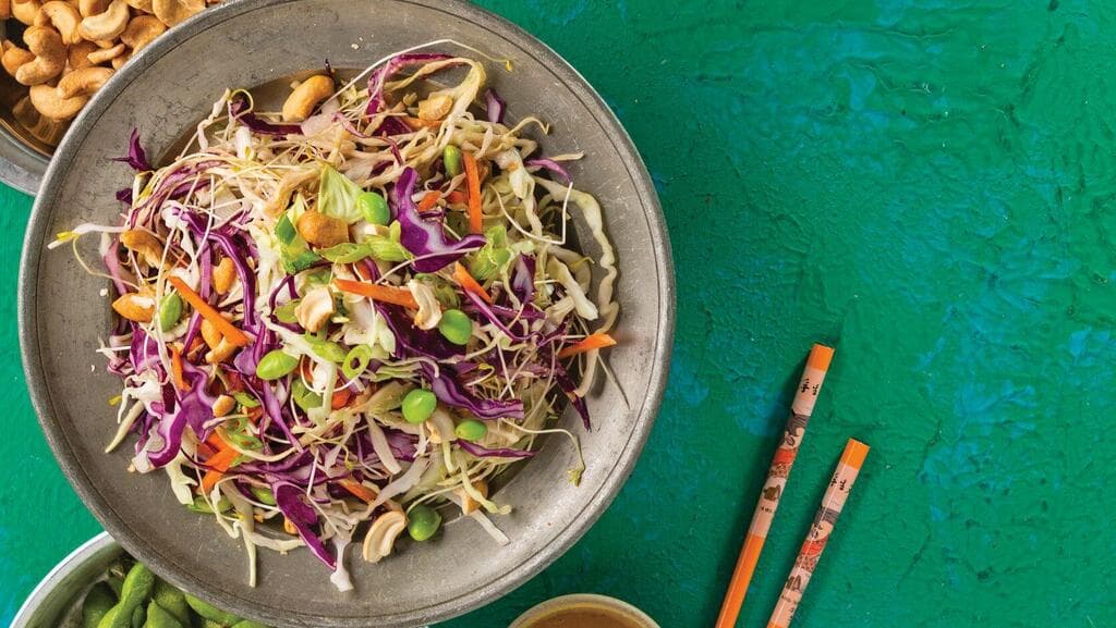 סלט קולסלואו אסייתי (צילום: בועז לביא, סגנון: נעה קנריק) סלט קולסלואו אסייתי