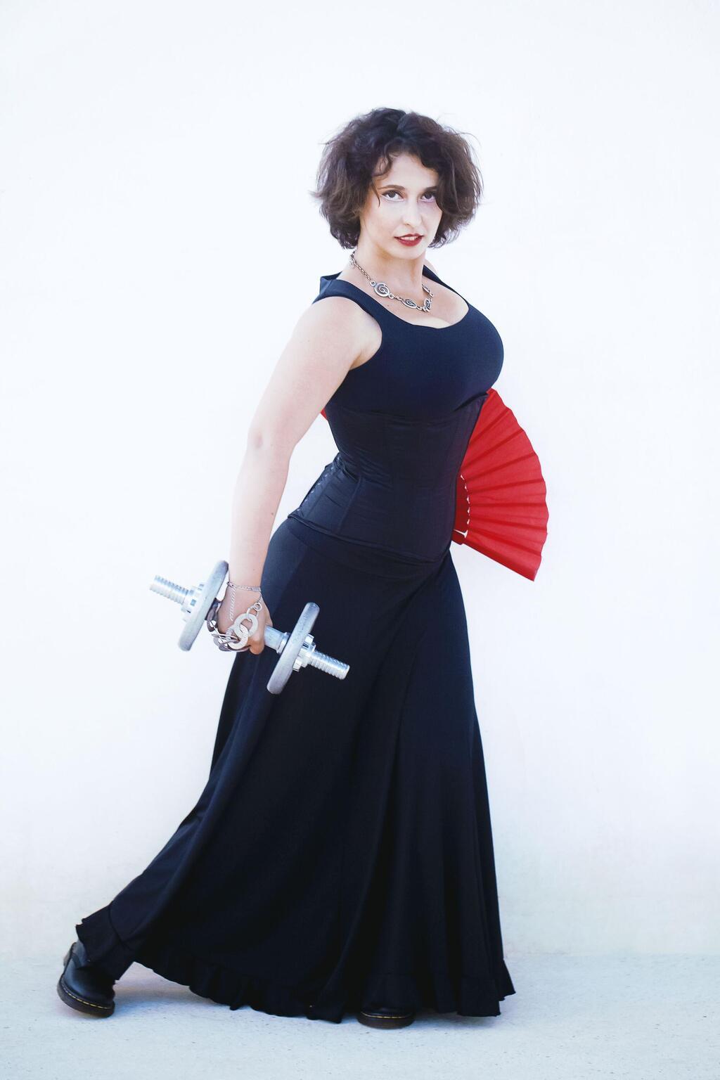 "עברתי עשרה ניתוחים ולא ריחמתי על עצמי" (צילום: אנה מוריין) יוליה טלר