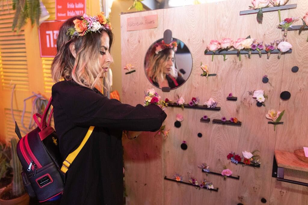 עמדת שזירת הפרחים של "בת עמי" באירוע של תערוכת פרידה קאלו