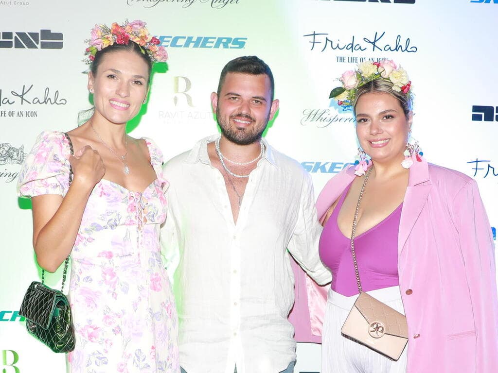 לירז אסייג וילנה ראלף עם גיא ברקוביץ' סמנכ"ל שיווק ויזם התערוכה של פרידה קאלו בישראל