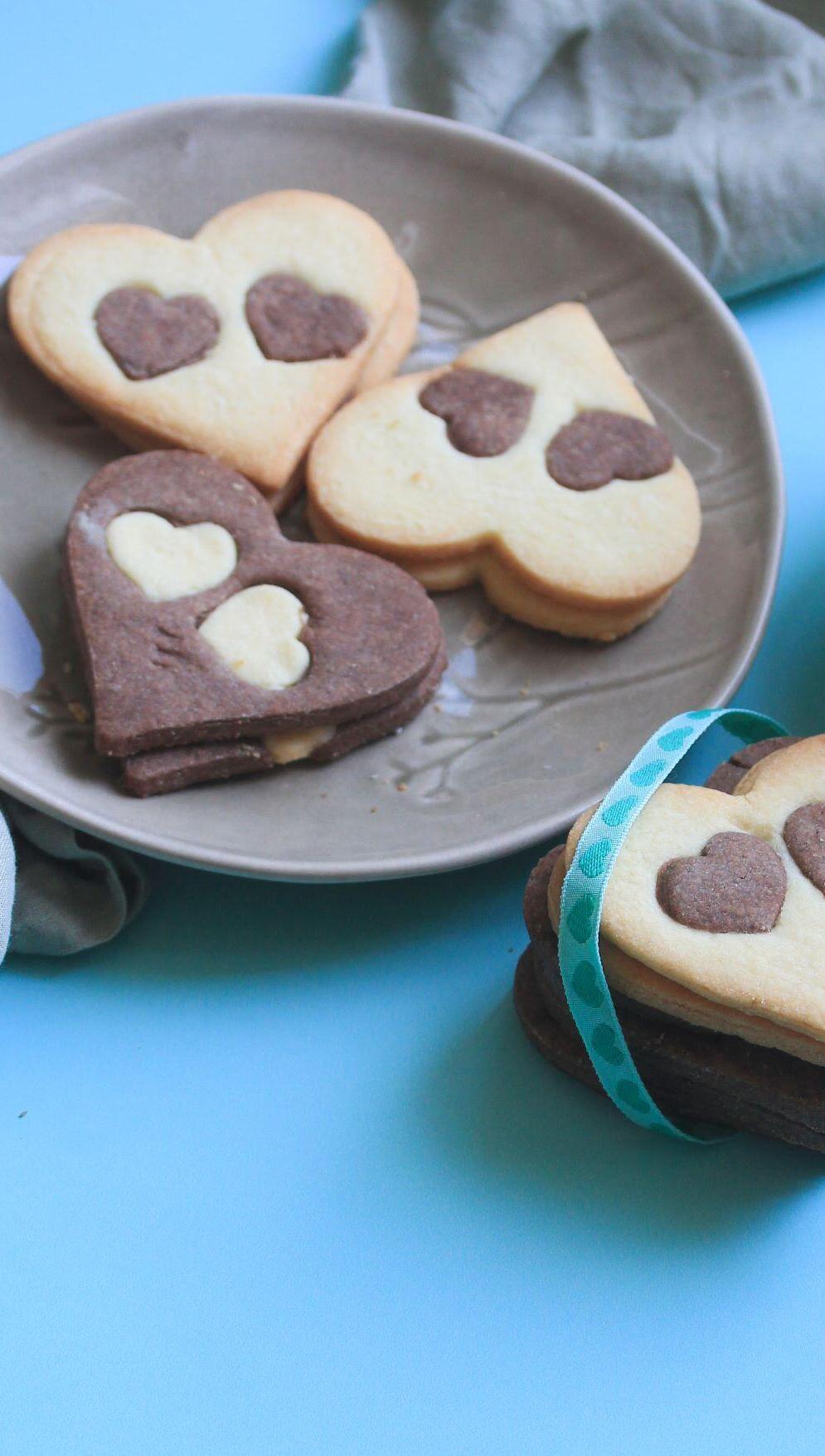 עוגיות לב בשני צבעים (צילום וסגנון: מילי אליהו) עוגיות לב בשני צבעים