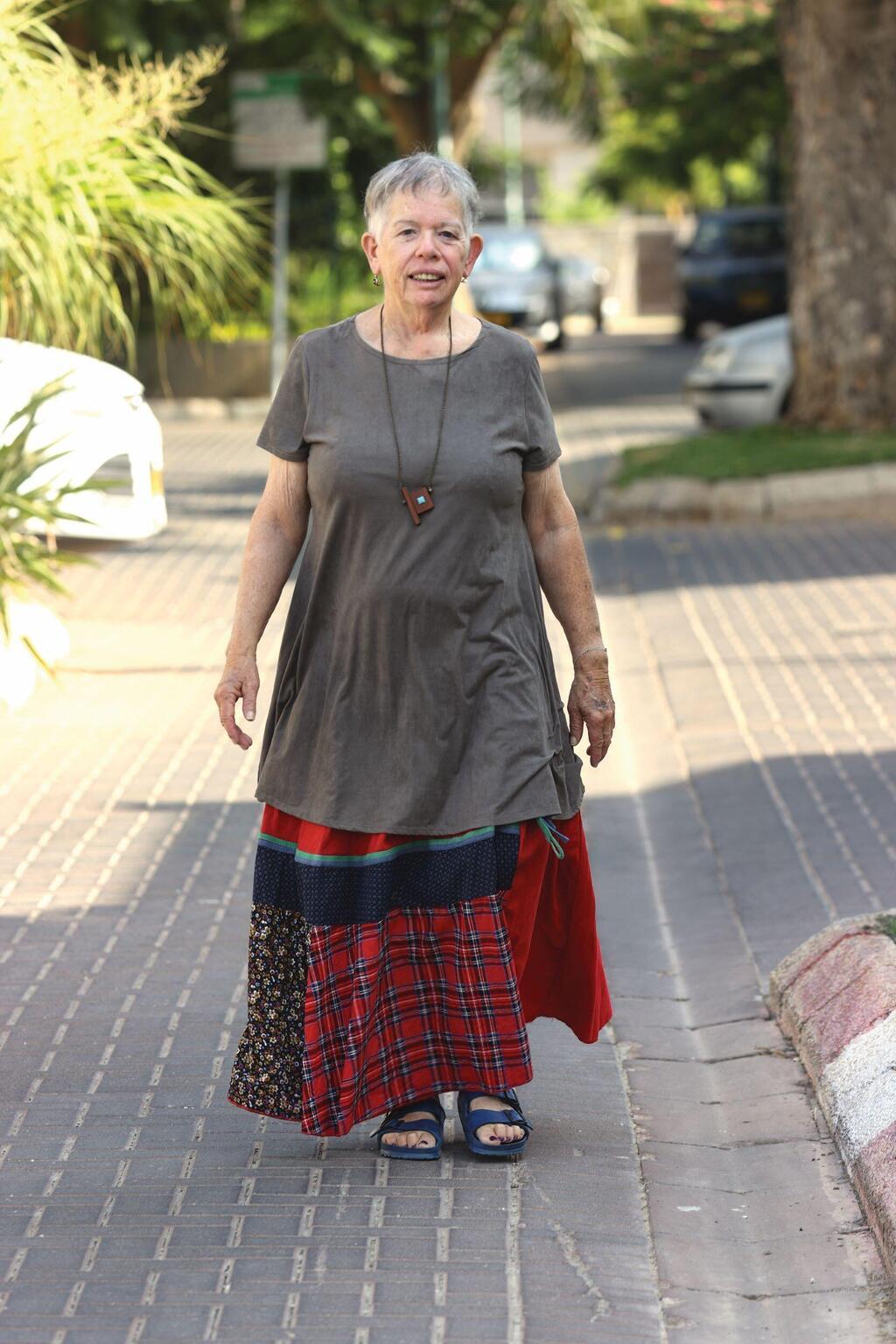 אורה דייויס. "בהיצע יש גם בגדים חדשים עם תווית"