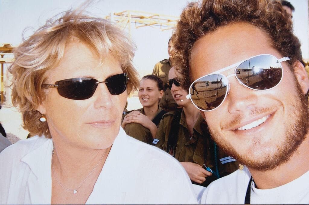 שלומית ניר טור עם הבן נועם טור