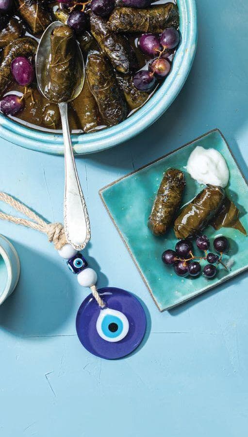 עלי גפן ממולאים באורז ברוטב ענבים (צילום: שרית גופן, סגנון: עמית דונסקוי) עלי גפן ממולאים באורז ברוטב ענבים