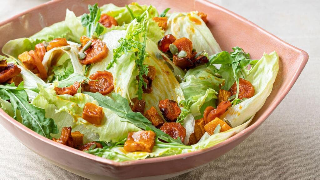 סלט ירוק עם דלעת וגזר צלויים בדבש