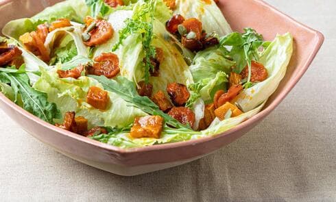 סלט ירוק עם דלעת וגזר צלויים בדבש