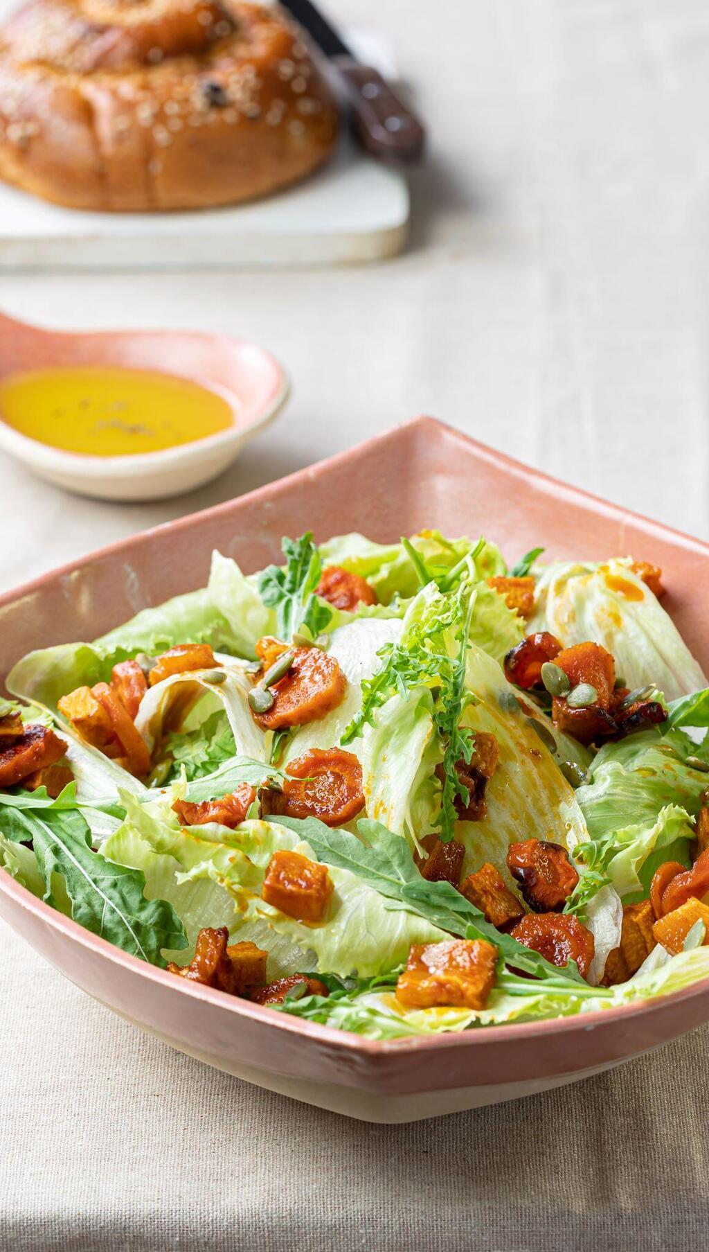 סלט ירוק עם דלעת וגזר צלויים בדבש