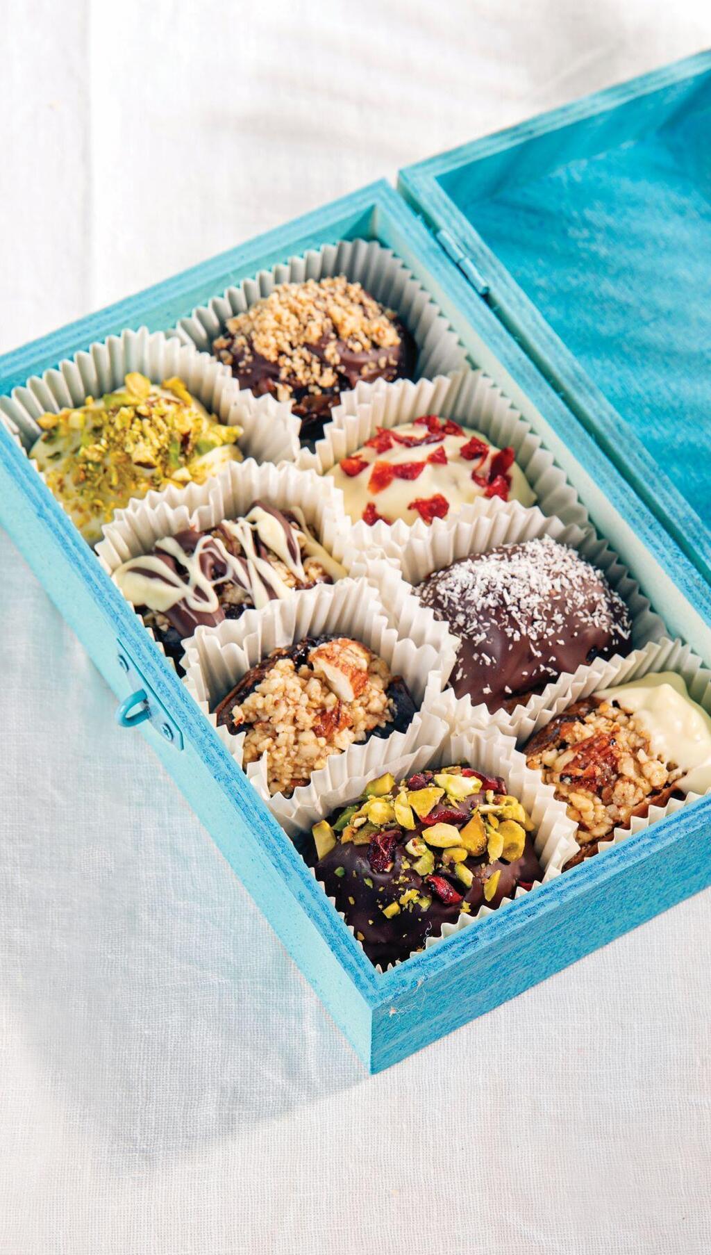 ללא אפייה: בונבוניירת תמרים (צילום: יעל אילן, סגנון: נעמה רן) ללא אפייה: בונבוניירת תמרים