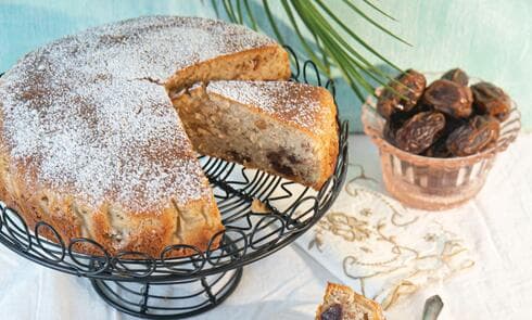 טבעונית: עוגה בחושה עם תמרים, תפוחים ואגוזים
