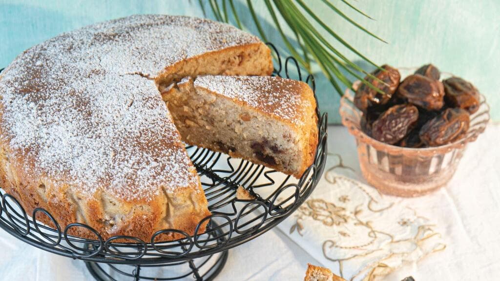 טבעונית: עוגה בחושה עם תמרים, תפוחים ואגוזים